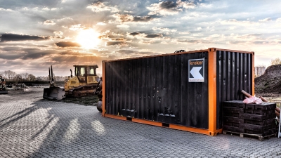 Morgentliche Baustellenromantik auf einer Baustelle in Calvörde mit Baustellen-Container und Raupe vor dem Baufeld.