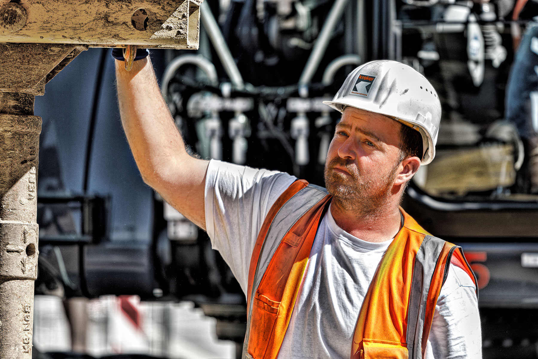 Baustellenfotografie eines Arbeiters während der Montage des Verbau für Kanalarbeiten in Braunschweig.
