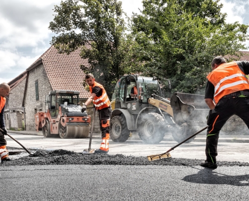 Baustellenfotografie während Asphaltarbeiten für den Straßenbau in Salzdahlum bei Wolfenbüttel.