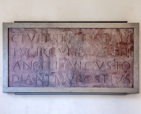 Erhaltene Inschrift in einer Steintafel im karolingischen Westwerk im Kloster Corvey aus der Gründungszeit verweist auf die Civitas Corvey
