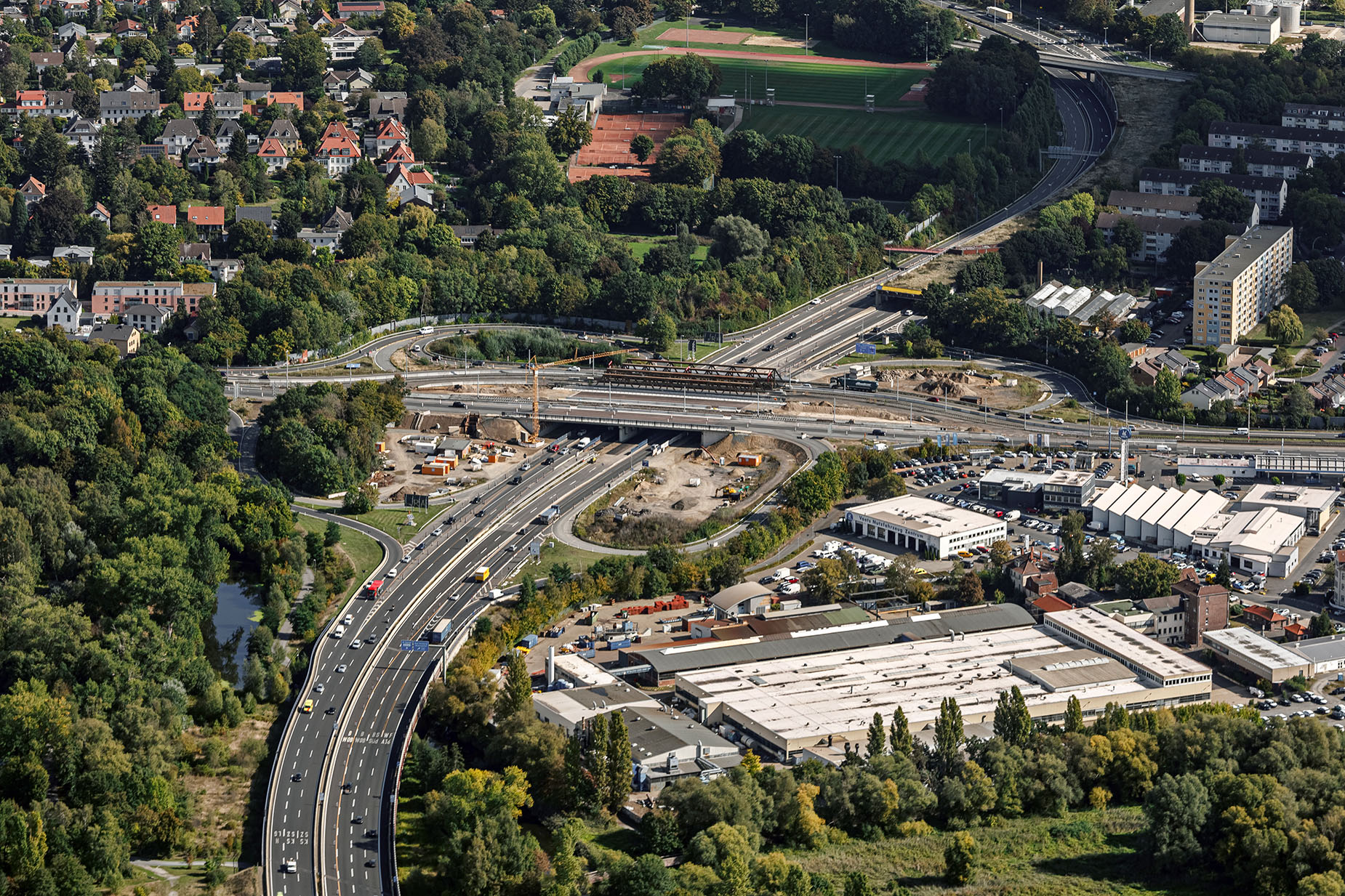 Luftbild der Baustelle am Autobahnkreuz Braunschweig-Süd aus Richtung Westen mit Behelfsbrücke.