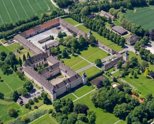 Luftbild von Nordosten auf Schloss und Kloster Corvey bei Höxter