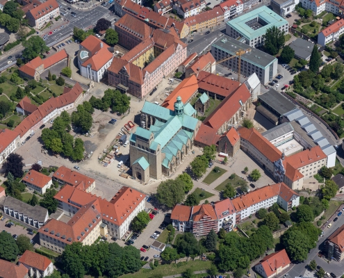Luftbild vom Dom St. Marien in Hildesheim mit Domhof, dem Sitz des Bistum Hildesheim und Gymnasium Mariano-Josephinum.