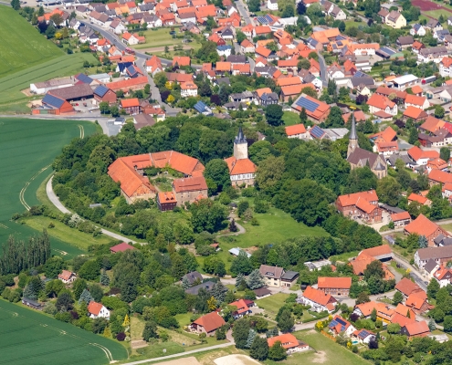 Luftbild von Burg Lutter in Lutter am Barenberge mit Bergfried aus Süden.