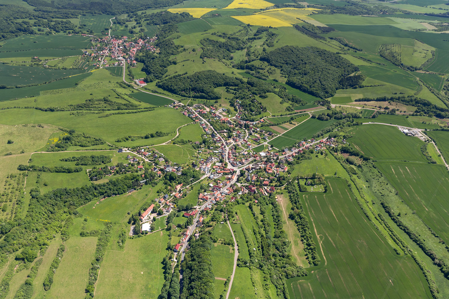Luftbild aus Richtung Südosten von Obersdorf am Harz, Ortsteil der Stadt Sangerhausen im Bundesland Sachsen-Anhalt.