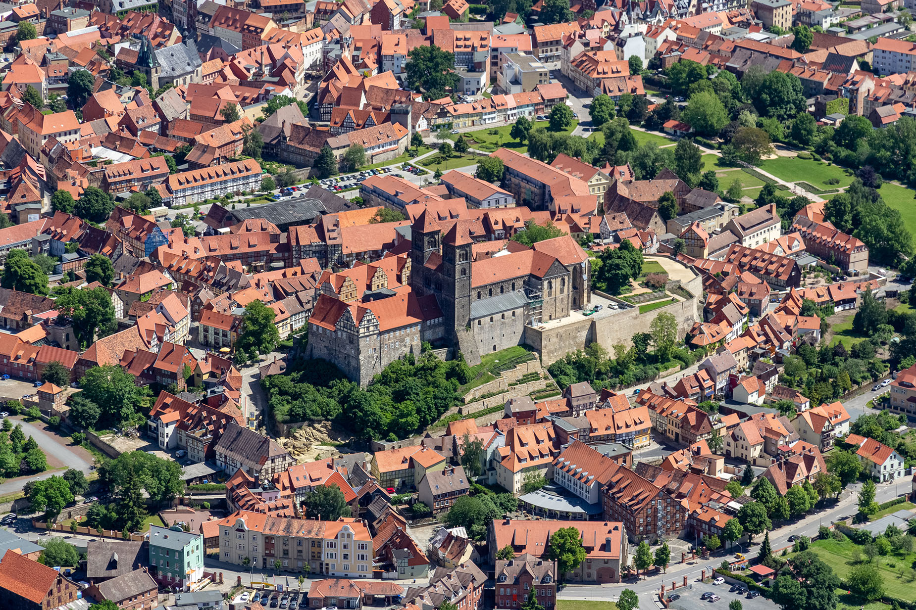 Luftbild aus Südwesten auf den Schlossberg in Quedlinburg mit Stftskirche, Schloss Kaiser-Otto-Straße, Mühlenstraße und Wassertorstraße.