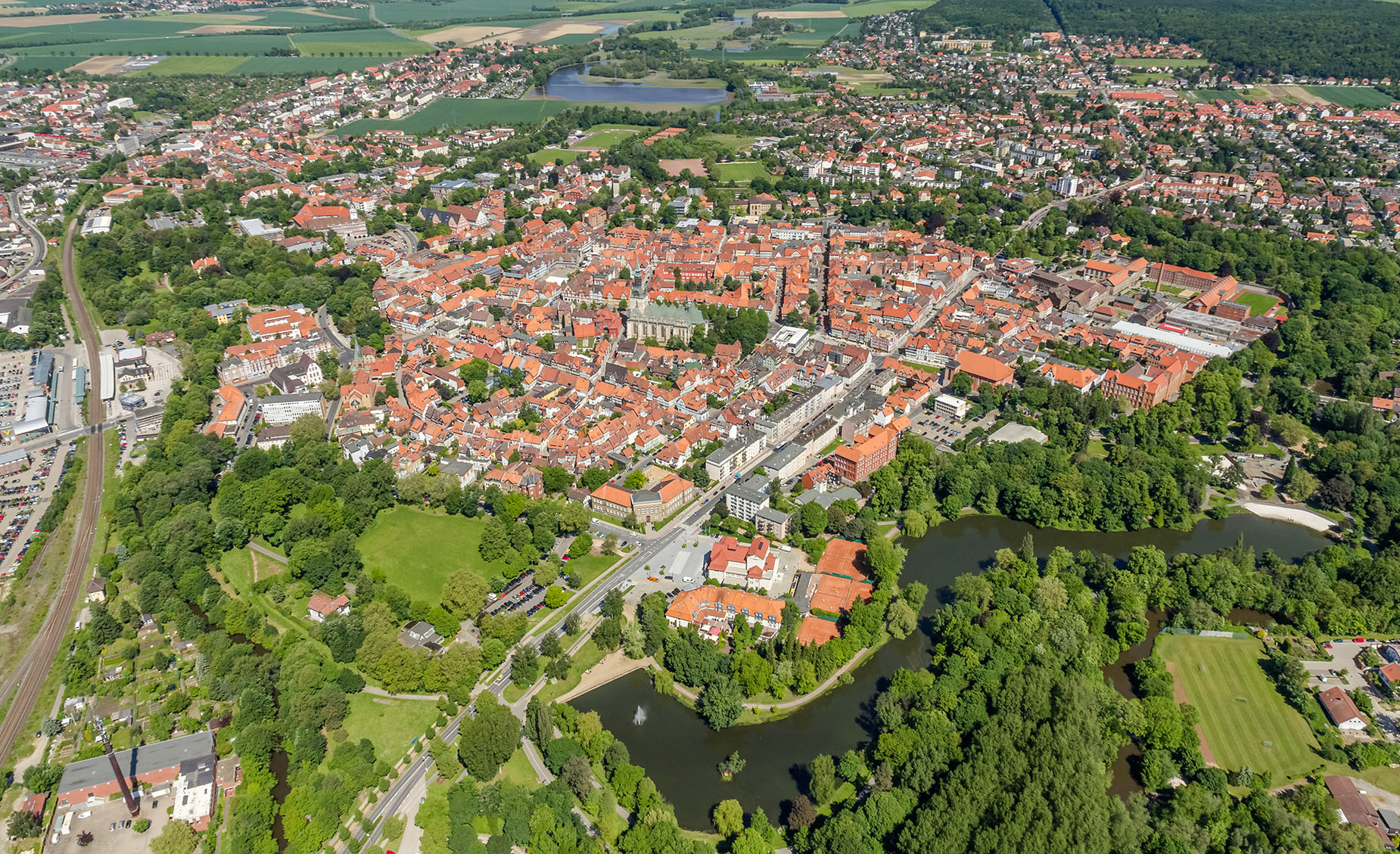 Blick von Süden über die Altstadt von Wolfenbüttel mit Residenzschloss, Hauptkirche BMV, Trinitatiskirche, Theater und Zeughaus.