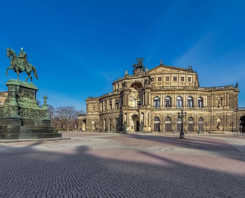 Ostansicht des Theaterplatz in Dresden mit Reiterstandbild von August dem Starken, der Semperoper und dem Gallerie-Debäude des Zwinger.