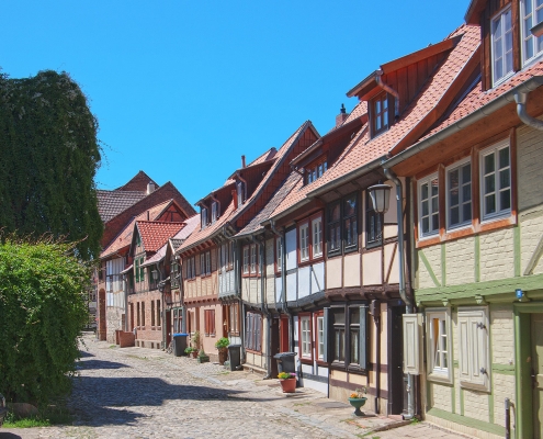 Häuserfront in der Straße Hinter der Mauer 10 in Quedlinburg für einen Regionalführer über Sehenswürdigkeiten in der Fachwerkstadt.