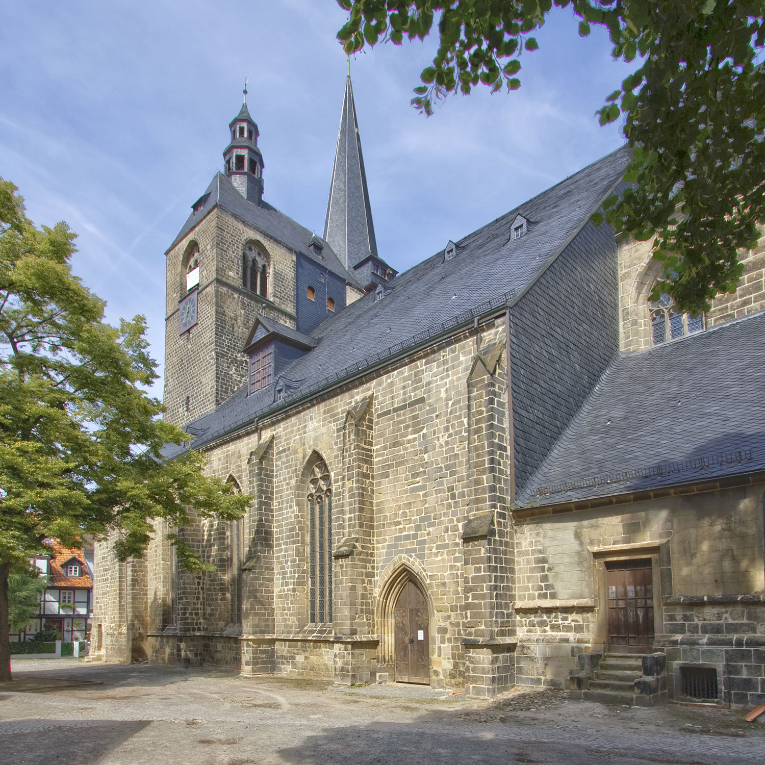 Südfassade der erstmals im Jahr 1233 erwähnten Marktkirche St. Benediktii in Quedlinburg mit Blick auf die Westtürme und die Sakristai.