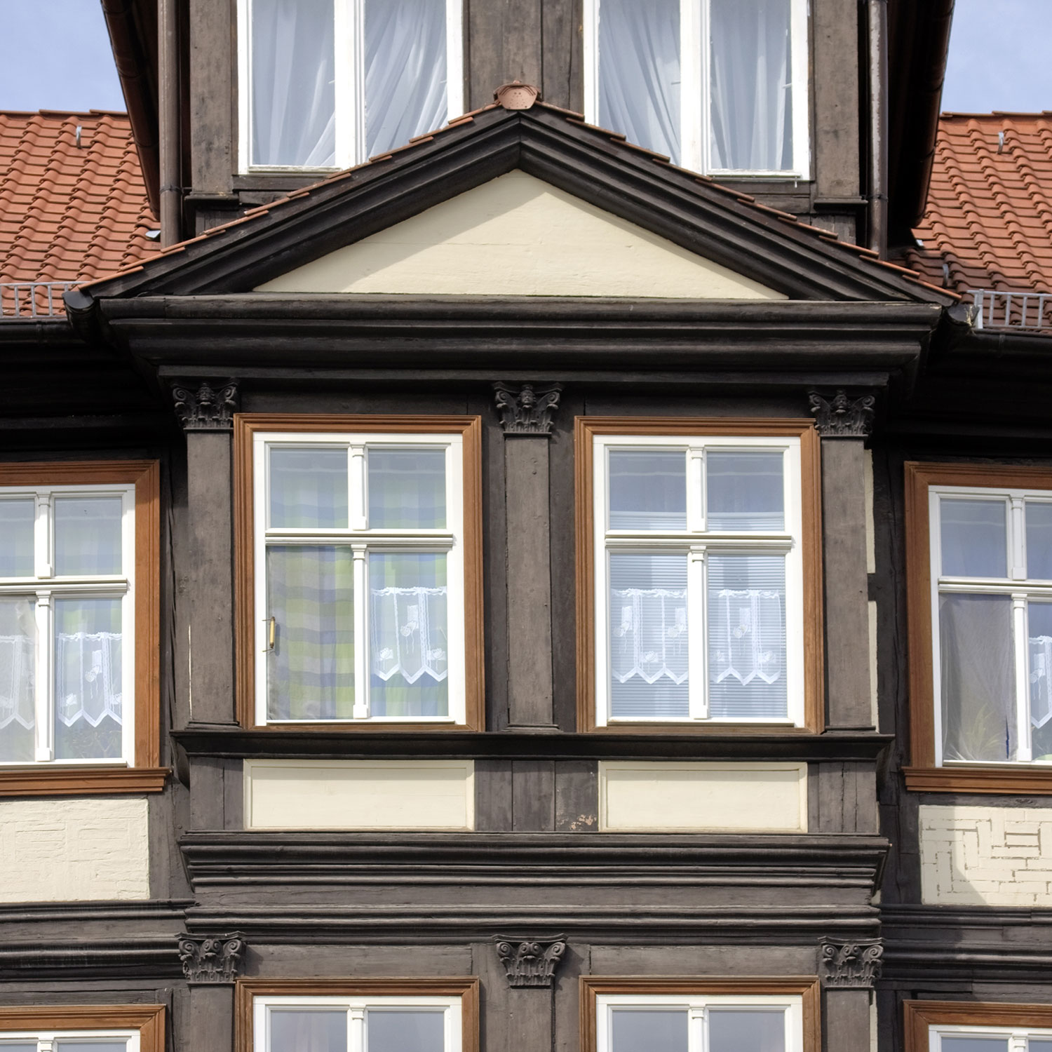 Erker des klassizistischen Fachwerkhaus in der Marktstraße 11 in Quedlinburg mit profilierten Säulen und Giebel.