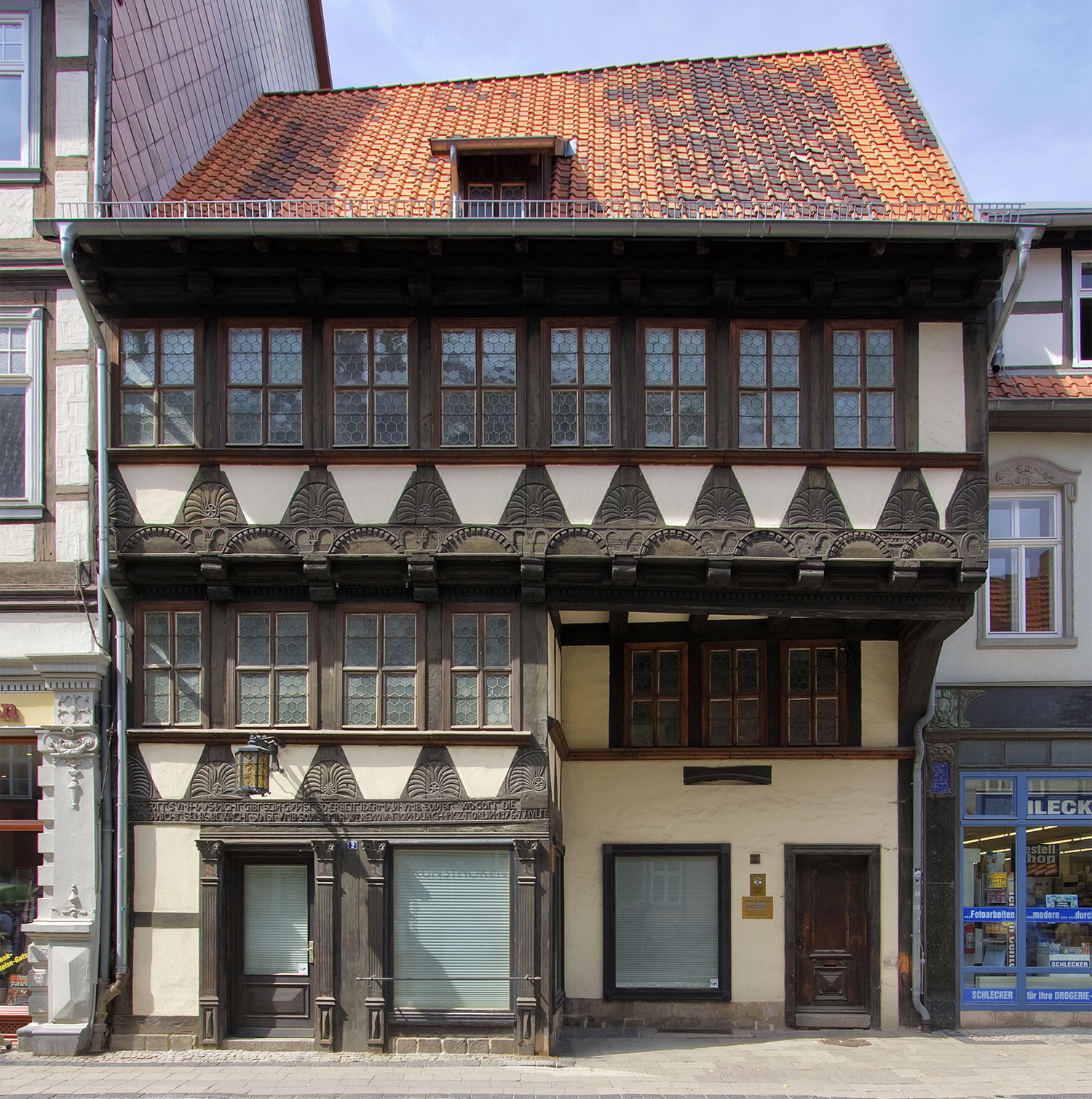 Fassade des Fachwerkhaus in der Markstraße 2 in Quedlinburg für einen Architekturführer über Fachwerk in der historischen Altstadt.