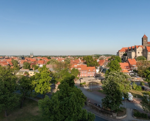 Panorama-Blick am Abend vom Münzenberg in Quedlinburg mit Schlossberg, Stiftskirche, Blasiikirche, Schloss und Altstadt.