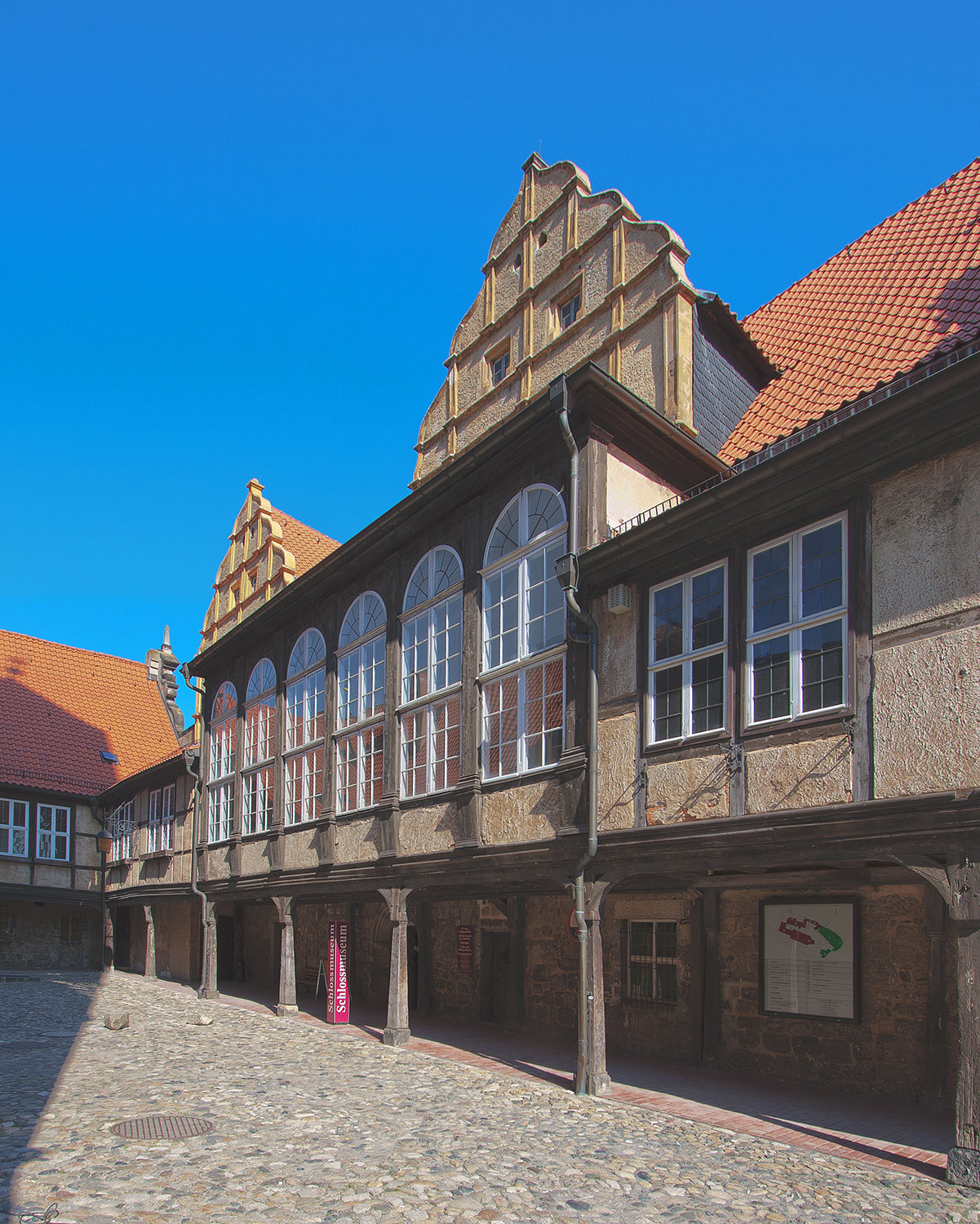 Südfassade von Schloss Quedlinburg im Innenhof der auf der gegenüberliegenden Seite von der Stiftskirche eingefasst wird.