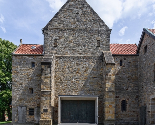 Westportal der ehemaligen Stiftskirche St. Mauritius auf dem Moritzberg in Hildesheim.