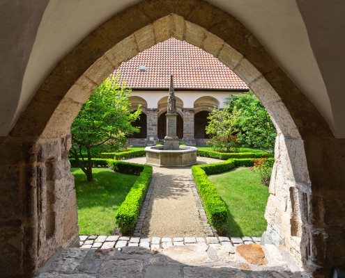 Blick in den Klostergarten der ehemaligen Stiftskirche St. Mauritius auf dem Moritzberg in Hildesheim.