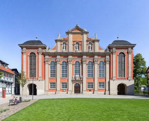 Westfassade der St. Trinitatis-Kirche am Holzmarkt in Wolfenbüttel, einem ehemaligen Stadttor das im Barock zu einer Kirche umgebaut wurde.