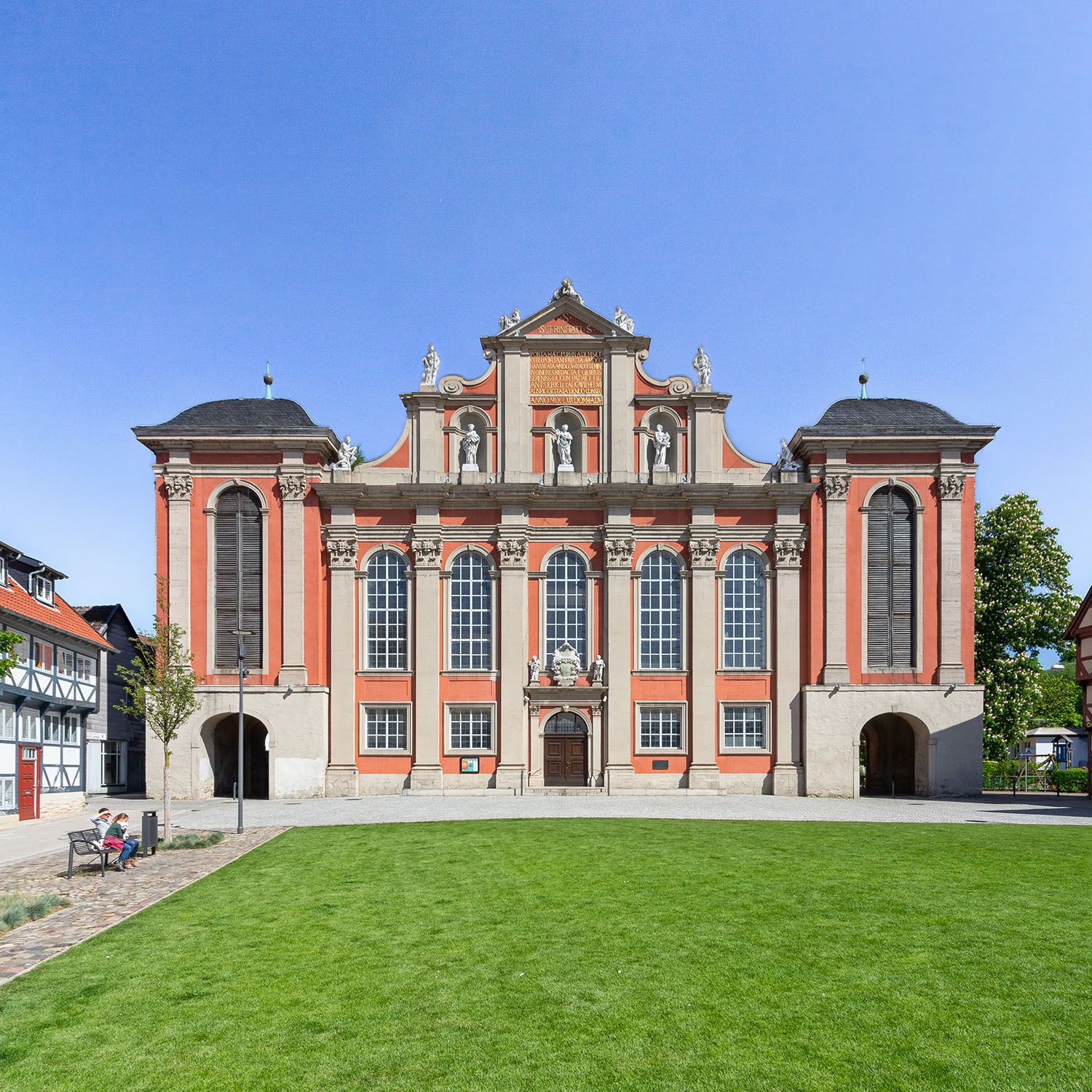 Westfassade der St. Trinitatis-Kirche am Holzmarkt in Wolfenbüttel, einem ehemaligen Stadttor das im Barock zu einer Kirche umgebaut wurde.