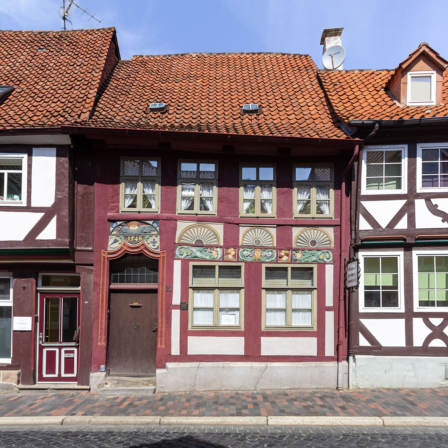 Südfassade des ehemaligen Waffenschmiedehauses in Hildesheim, ein Fachwerkhaus Gelber Stern 21 aus dem Jahr 1548.