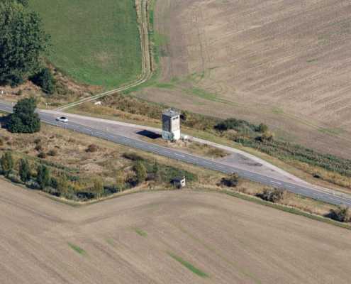 Luftbild vom Wachturm an der ehemaligen Grenze zwischen der DDR und der BRD am Hessen Damm in Sachsen-Anhalt (#424A3610).